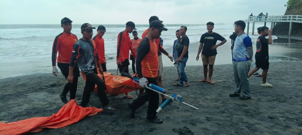 Nelayan Jatuh di Pantai Lampon Ditemukan Meninggal, Operasi SAR Ditutup Setelah Dua Hari Pencarian