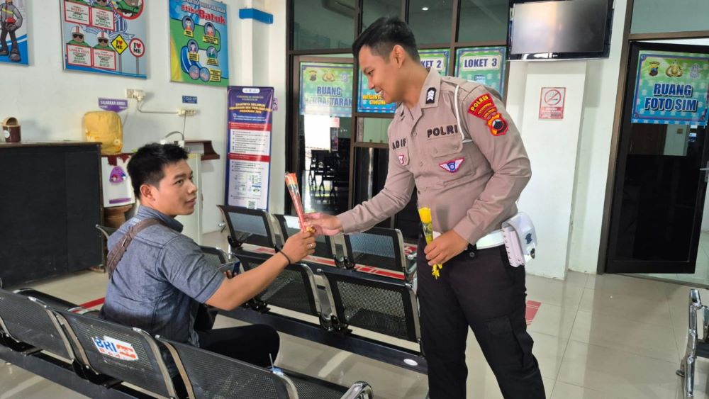 Polres Pekalongan Bagikan Bunga untuk Pemohon SIM Tepat Waktu