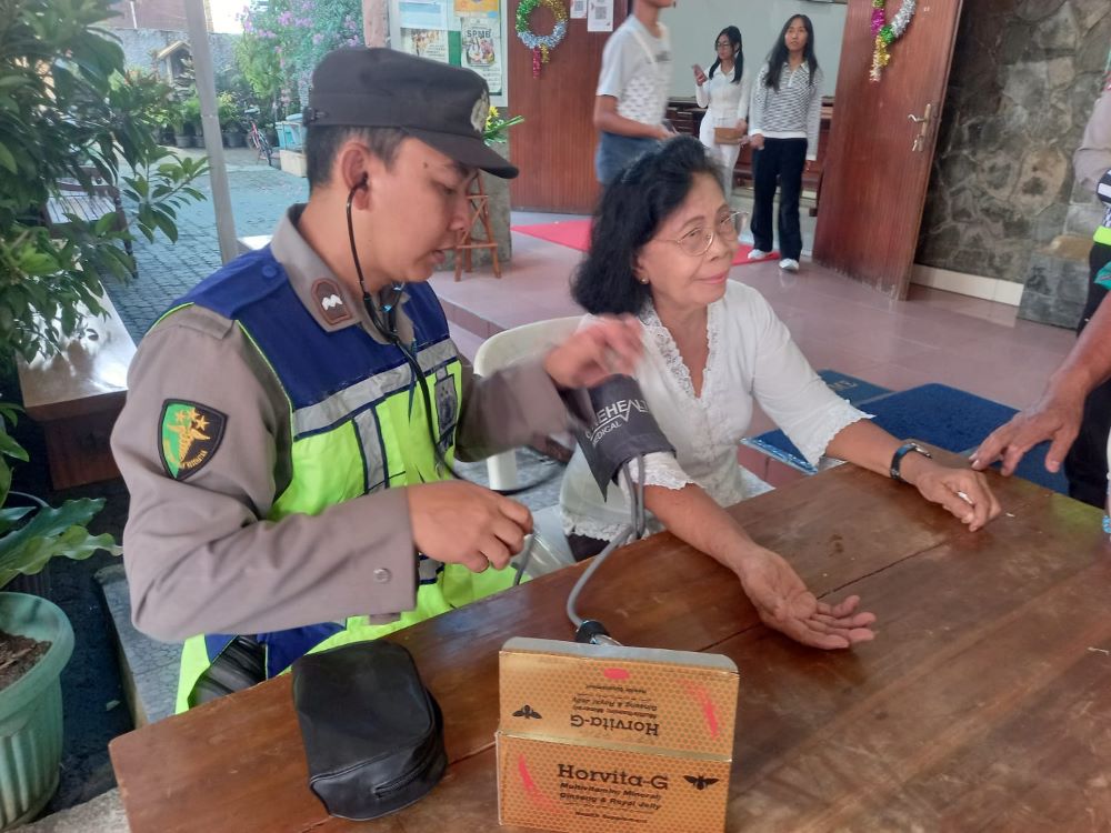 Polres Kebumen Hadirkan Layanan Medis Gratis bagi Jemaat Natal