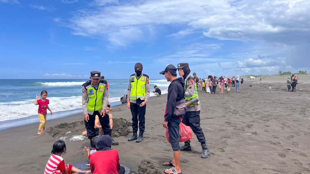 Polres Kebumen Perketat Pengawasan di Pantai Setrojenar, Wisatawan Diminta Waspada Gelombang Tinggi