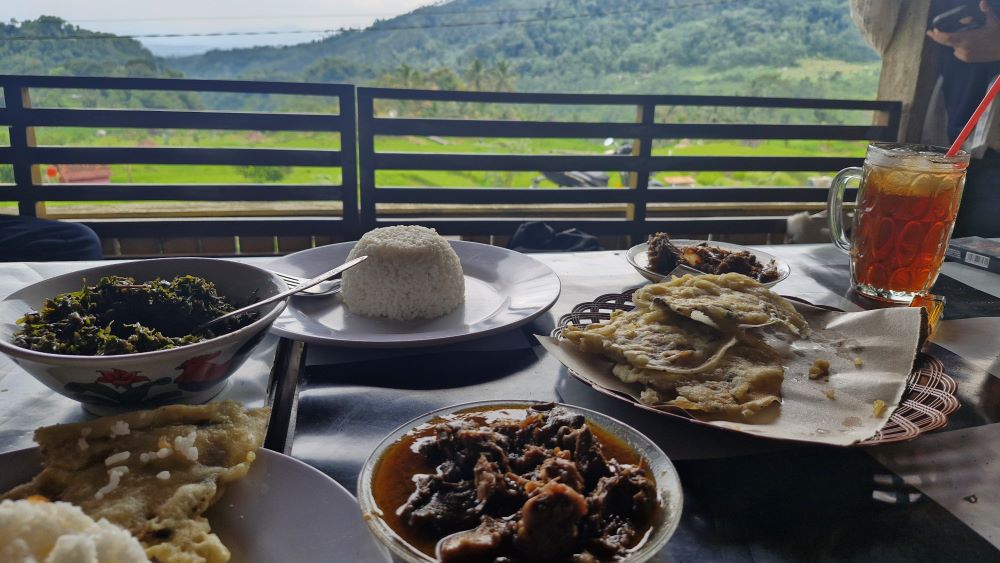 Rica-Rica Basur Warung Gunung Baseh, Kuliner Pedas Murah dengan view Alam Pedesaan
