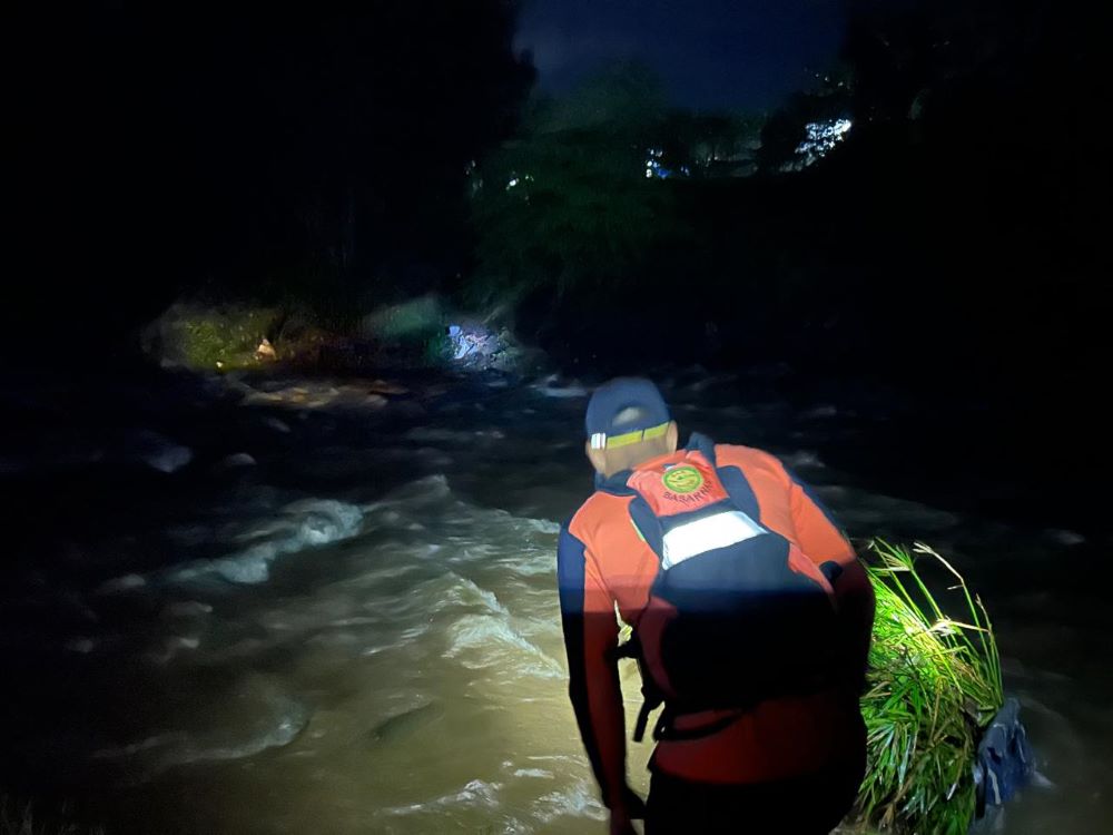 Dua Remaja Terjatuh ke Sungai Pelus Usai Motor Tabrak Pembatas Jembatan, Satu Masih dalam Pencarian