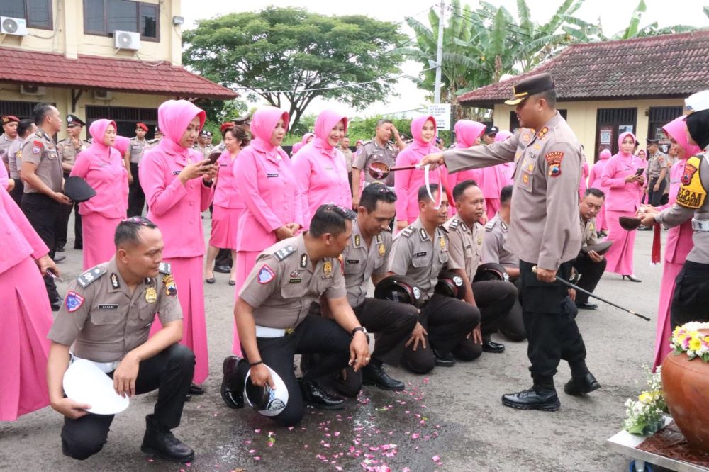 63 Personel Polres Rembang Naik Pangkat, Kapolres Tekankan Tanggung Jawab dan Kepedulian Lingkungan