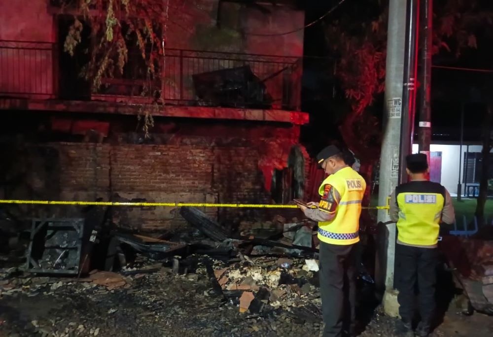 Diduga Akibat Korsleting Listrik, Warung Kaki Lima di Sragi Ludes Terbakar