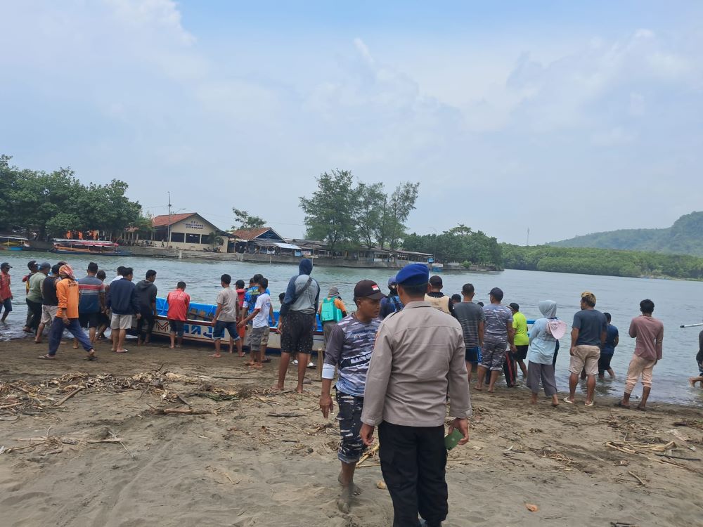 Dihantam Ombak Besar di Pintu Muara Logending, Perahu Nelayan Tenggelam