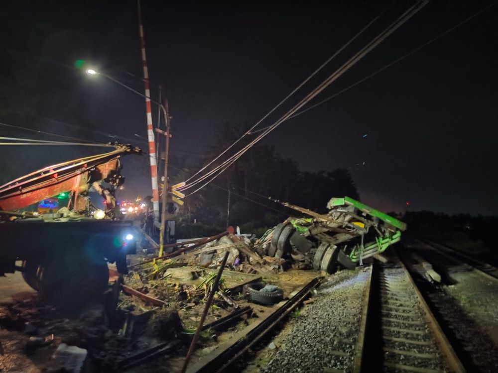 KA Gajayana Tertemper Truk di Kebumen, Sopir Meninggal dan 21 Kereta Terlambat
