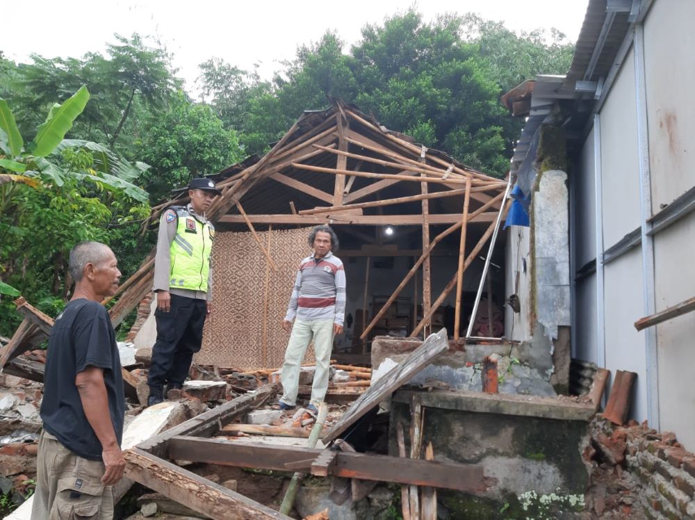 Rumah Kosong Ambruk Diterjang Cuaca Ekstrem di Karangsambung, Tak Ada Korban Jiwa