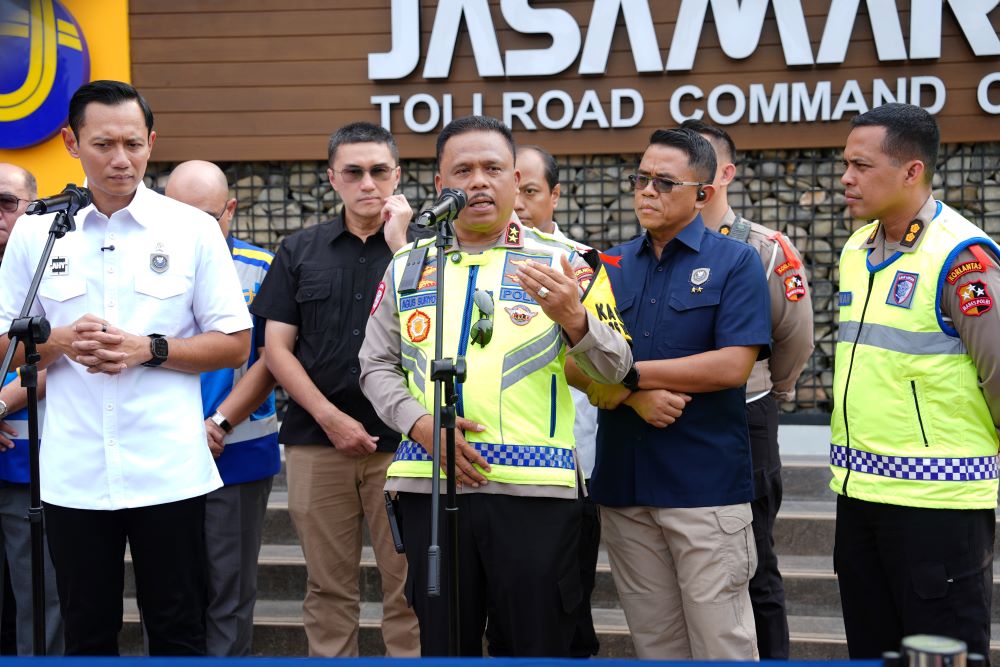 Kakorlantas Terapkan Rekayasa Lalu Lintas Bertahap, Arus Mudik Tol Cikampek Padat