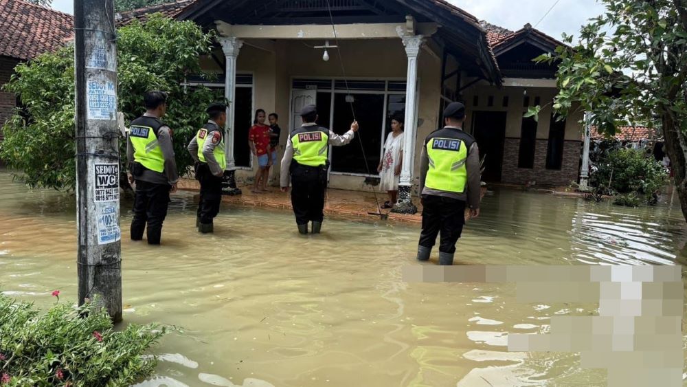 Banjir di Pekalongan Mulai Surut, Warga Berangsur Pulang dan Bersihkan Rumah