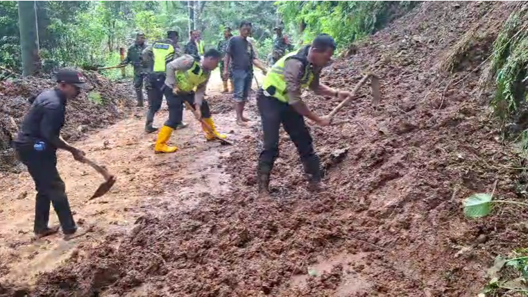 Jalur Pegunungan Karanganyar–Lebakbarang Kembali Dibuka, Longsor Sempat Lumpuhkan Aktivitas Warga